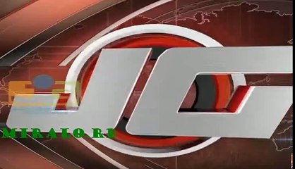 motorista calibrando en una sola goma en plena vía