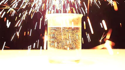 20 Wunderkerzen brennen unter dem Wasser-EjsIp6ROiGQ