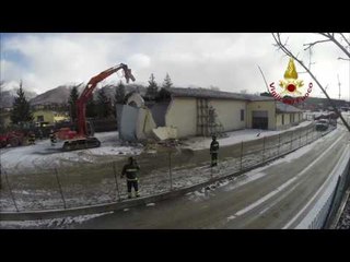 Norcia - Terremoto. Demolizione edificio (06.01.17)