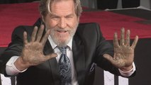 El actor Jeff Bridges ya tiene sus huellas inmortalizadas en el TCL de Hollywood