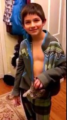 Regardez comment il porte son chat... La classe