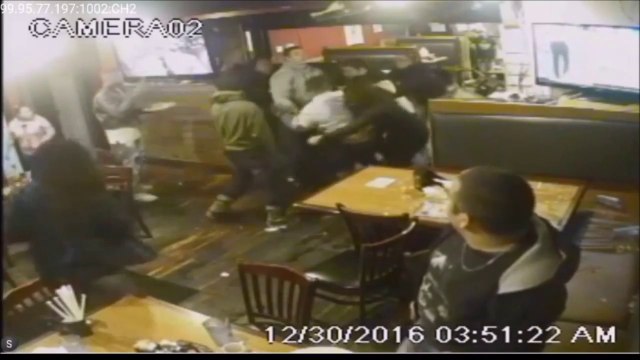 Grosse bagarre générale dan sun restaurant... Violent