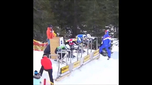Enorme gamelle d'un skieur qui perd ses ski et part en salto avant