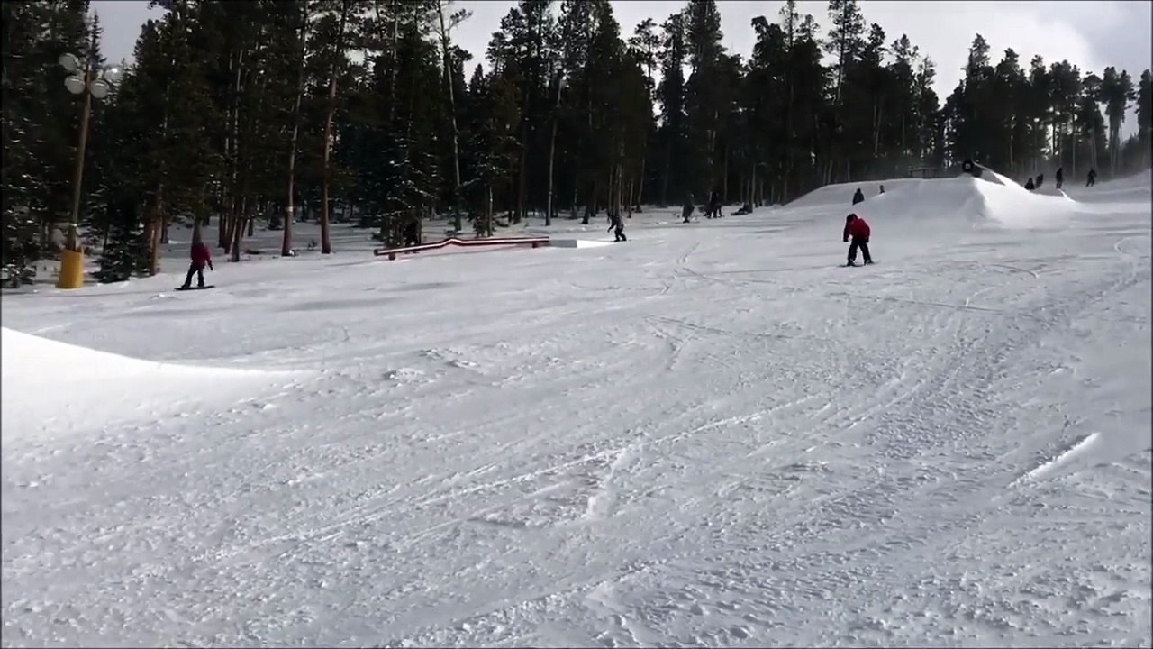 Un homme perd ses deux skis pendant un saut sur un tremplin et fait une grosse chute