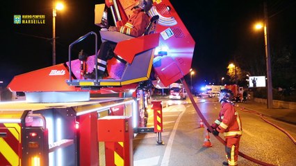 Un entrepôt de 500 m² entièrement détruit par les flammes à Marseille