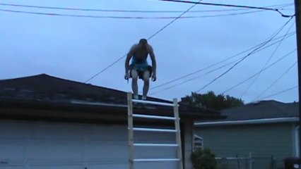 Un débile saute jambes écartées sur des néons