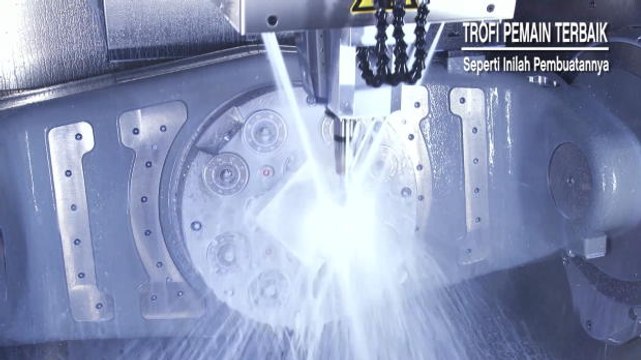 SEPAKBOLA: Umum: Seperti Inilah Trofi Pemain Terbaik Dibuat