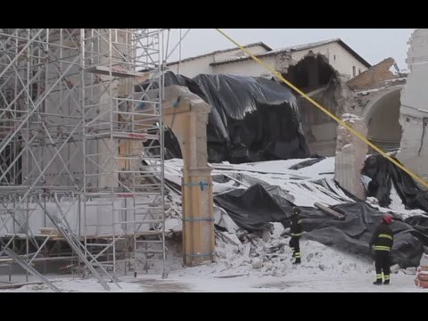 Norcia (PG) - Terremoto, bufera di neve in piazza San Benedetto (07.01.17)