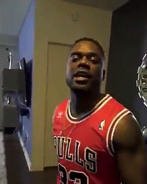 Un homme épile avec du scotch les sourcils de son pote !