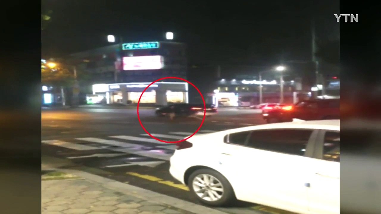 30대 남성, 교차로에서 '들썩들썩'...경찰 보고 줄행랑 / YTN (Yes! To...