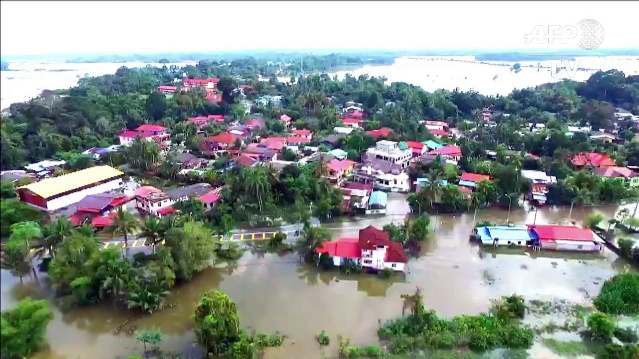 Malaysia floods force thousands from homes