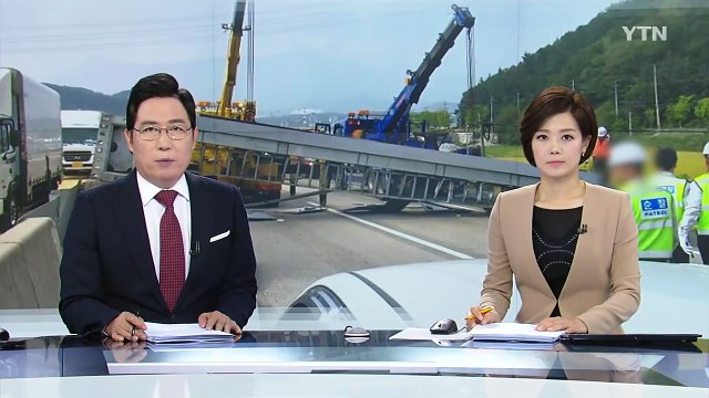 곡물실은 화물차 고속도로 전광판 충돌...운전자 1명 사망 / YTN (Yes! Top News)