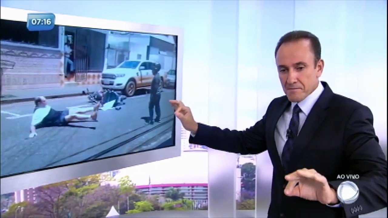 Un motocycliste agresse un homme avec un marteau