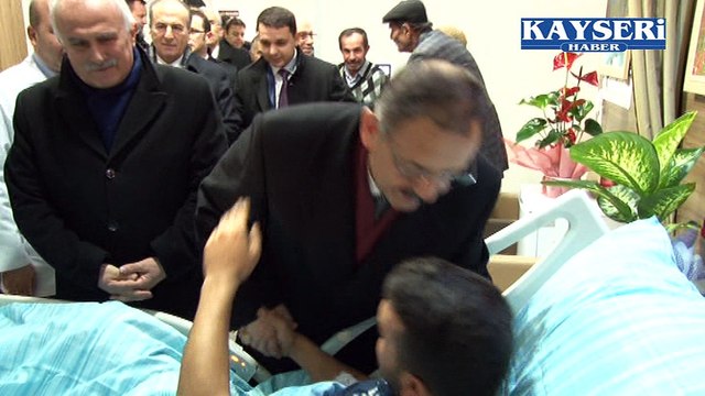 BAKAN ÖZHASEKİ ŞEHİT AİLELERİNİ VE GAZİLERİ ZİYARET ETTİ