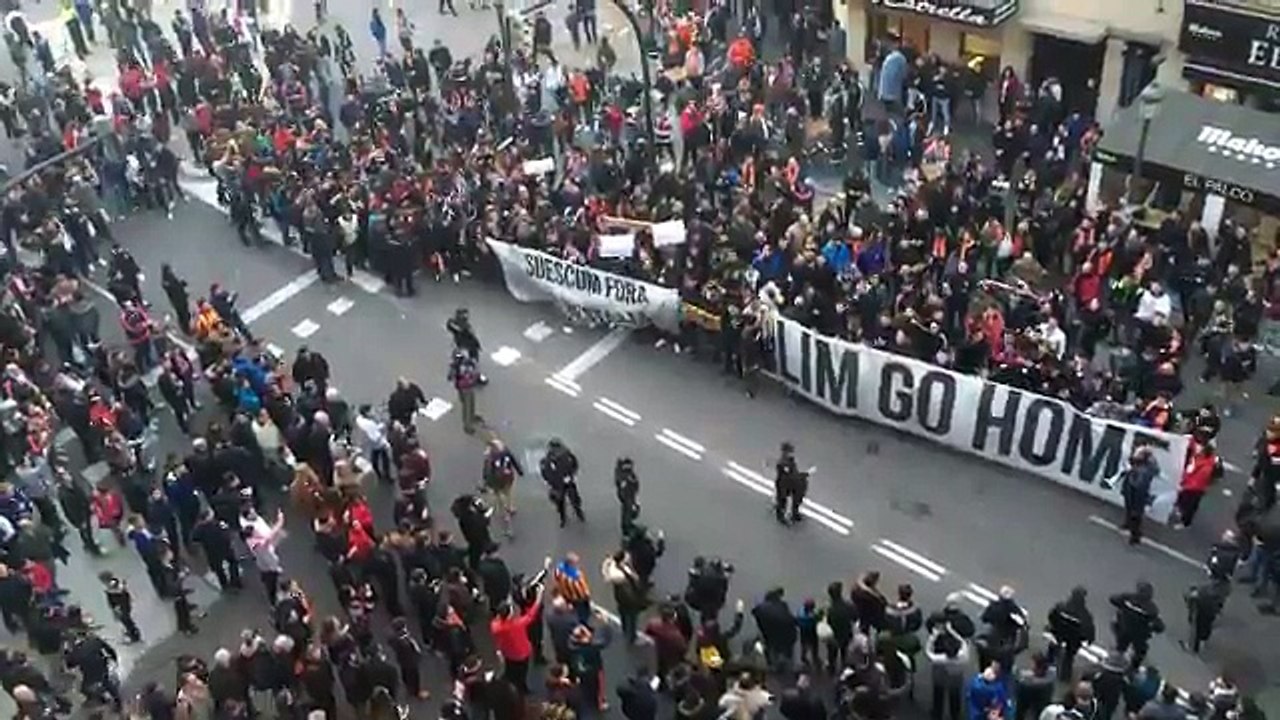 Valencia taraftarları isyanda!