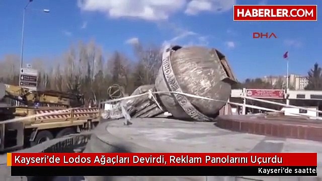 Kayseri'de Lodos Ağaçları Devirdi, Reklam Panolarını Uçurdu
