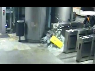 Torino - Ragazzo sfonda la porta di vetro della metropolitana (07.01.17)