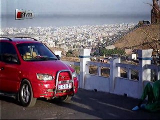 vert jaune rouge quand père zora gueye et la voiture représente le Sénégal