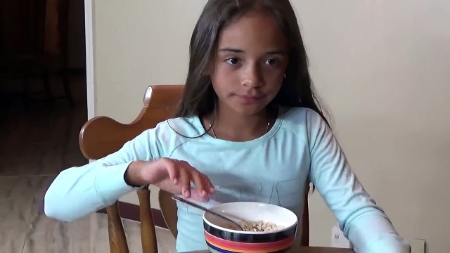 GIANT SPIDER ATTACKS GIRL Saved by Spatula TOYS TO SEE Child