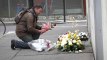 Lecteurs, policiers et artiste de rue... Les hommages émouvants devant l'ancien siège de Charlie Hebdo