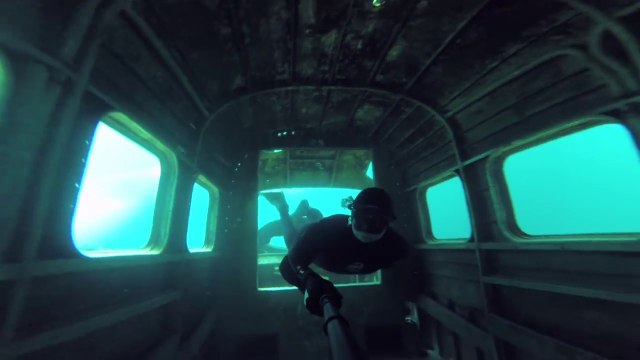 Plongeon dans un lac gelé pour découvrir les fonds obscures : terrifiant et fascinant