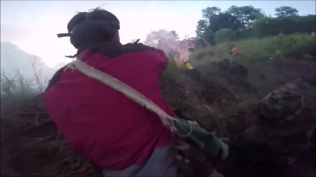 Ils organisent une guerre de tranchée à coup de pétards et feux d'artifice... Dingue