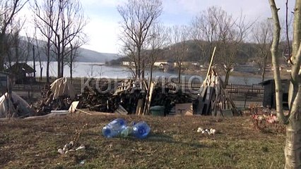 Jetojnë përskaj liqenit që furnizon 4 komuna me ujë, por s’kanë rrjet ujësjellësi