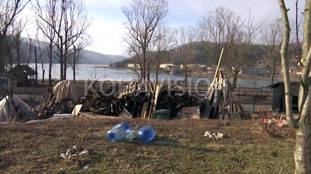 Jetojnë përskaj liqenit që furnizon 4 komuna me ujë, por s’kanë rrjet ujësjellësi