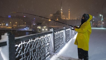 Yoğun kar yağışı altında balık keyfi