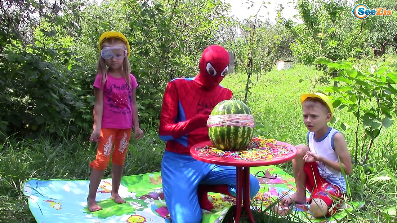 АРБУЗ ЧEЛЛЕНДЖ взрываем арбуз резинками Ярослава, Игорек, Spiderman Exploding Watermelon Challenge