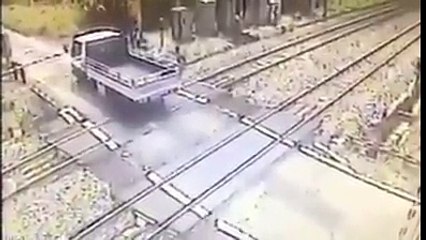 Un chauffeur de camion plus bête du monde. Un témoin...