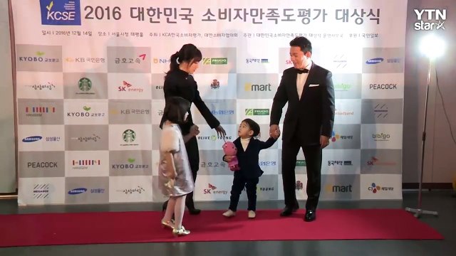 [★영상] 이범수-이윤진 부부, 소을·다을과 함께 한 레드카펫 / YTN (Yes! Top News)