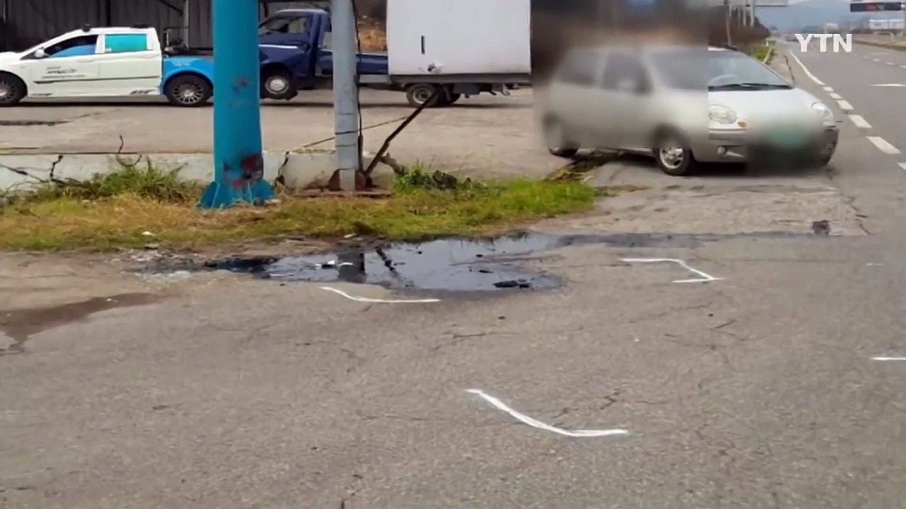 중앙선 넘어 주유소 광고판 충돌 60대 숨져 / YTN (Yes! Top News)