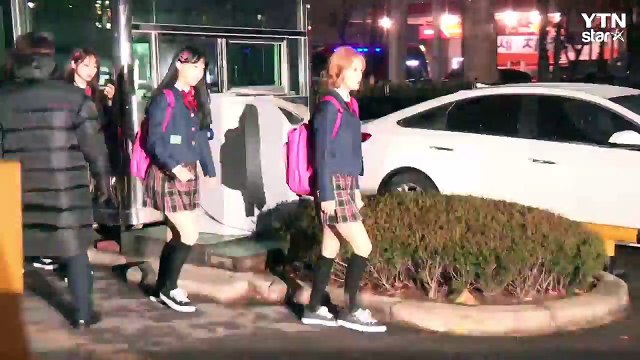 [★영상] 나인뮤지스A 교복 입고 왔어요 …깜찍 여고생 변신 (뮤직뱅크 출근길) / YTN (Yes! Top News)
