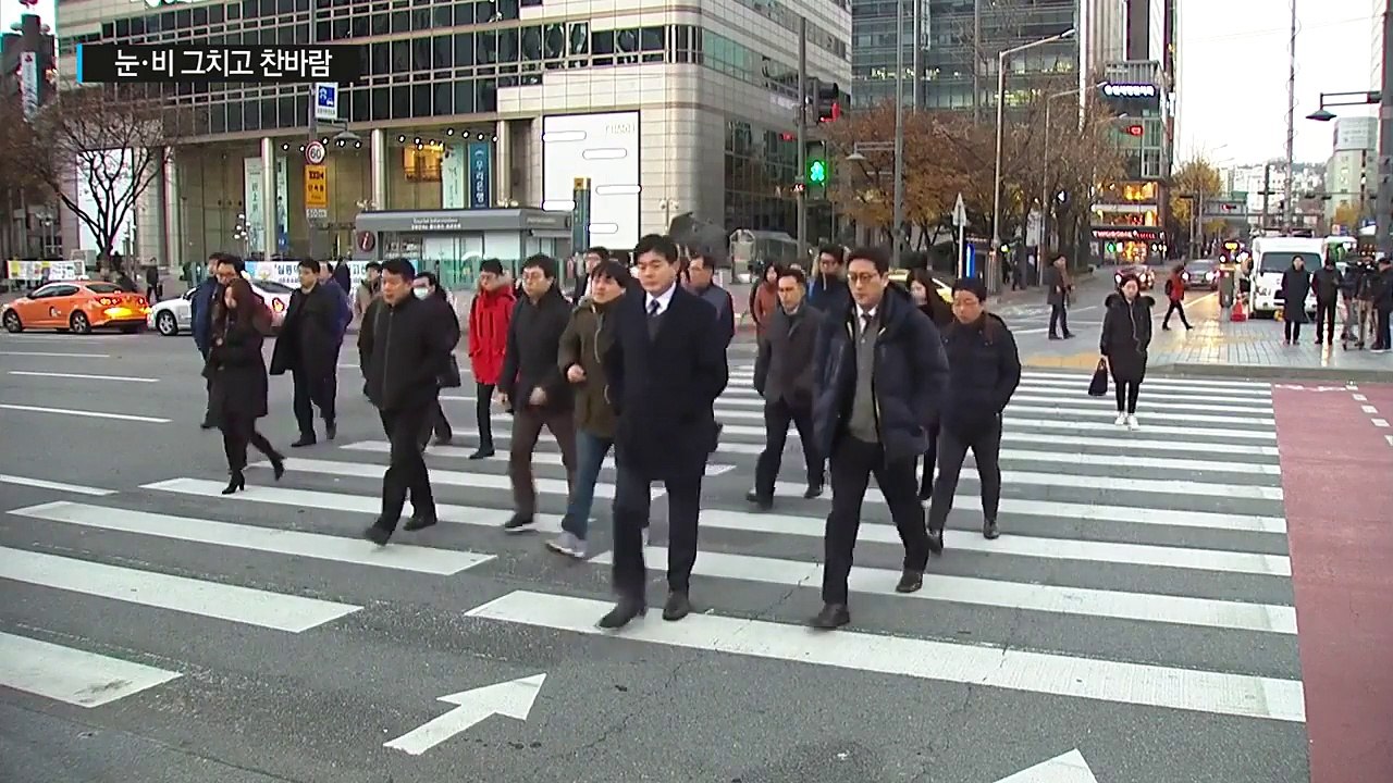[날씨] 눈·비 그치고 점차 맑아져...낮부터 찬바람 / YTN (Yes! Top News)
