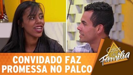 Convidado faz promessa no palco do programa