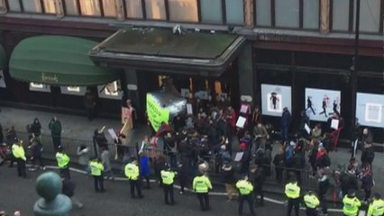 La protesta dei camerieri di Harrods: "Rubate le nostre mance"