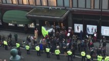 La protesta dei camerieri di Harrods: 
