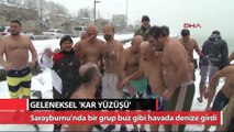 Kar ve soğuk havaya aldırmadan denize girdiler