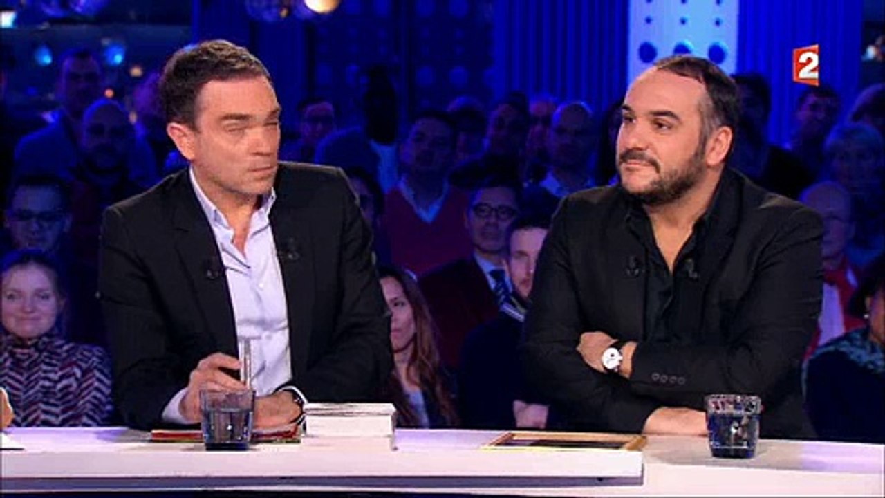 Vanessa Burgraff met un vent spectaculaire à François-Xavier Demaison dans "On n'est pas couché" - Regardez