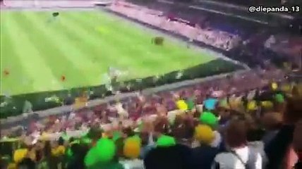 Feyenoord vs ADO Den Haag : Des ULTRAS Jettent des Cadeaux aux Enfants Malades