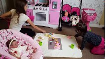 Scary Spider Attak Eats My Picnic_Kids Kitchen and Baby Dolls - YouTube