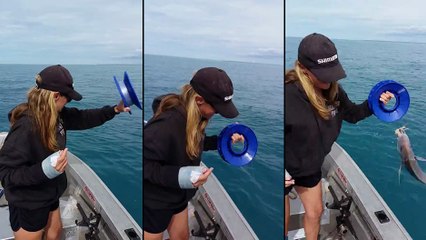 Cette femme pêche avec une seule main