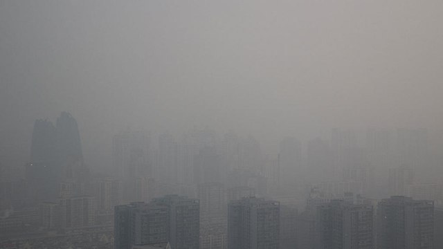 پلیس برای کنترل و مبارزه با آلودگی هوا در پکن وارد عمل می شود