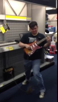 Ils jouent du metal dans un magasin de musique LOL