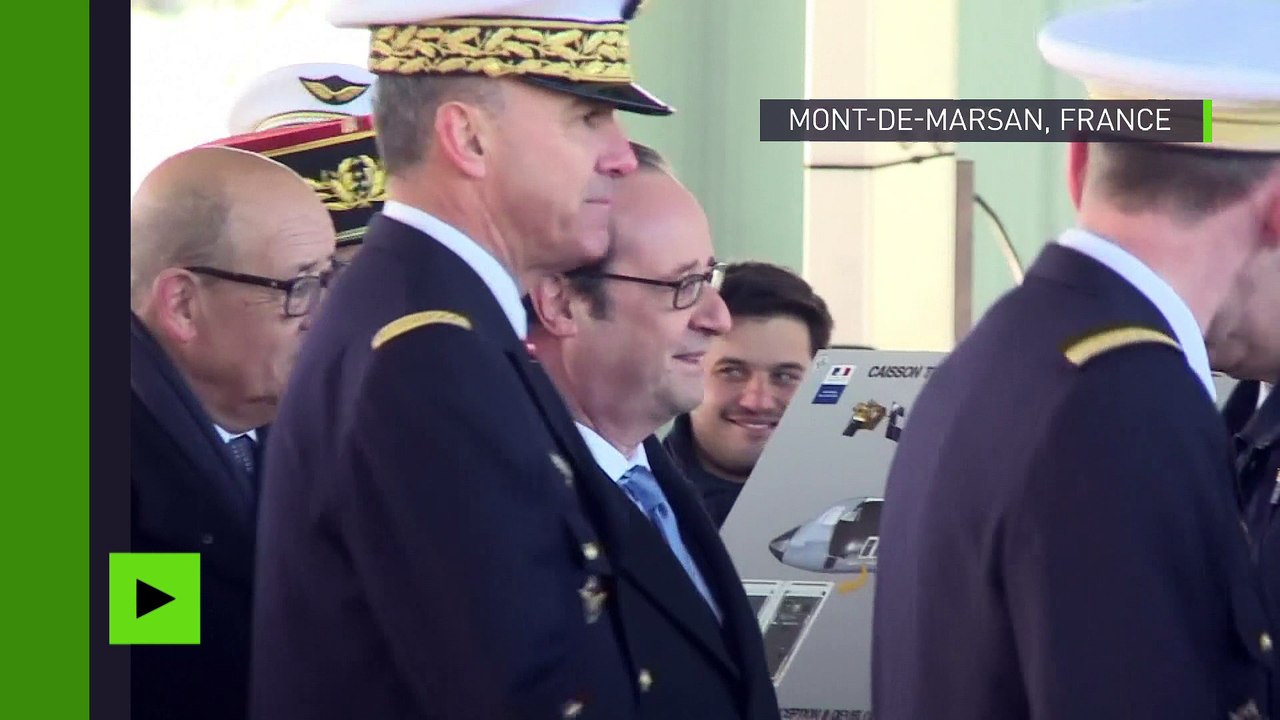 Un aigle chasseur de drones de l'armée de l'air française en démonstration face à François Hollande