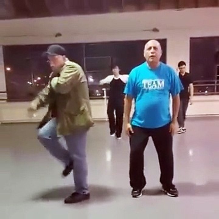 Due nonni registrano la loro performance. Il loro balletto hip-hop vi stupirà