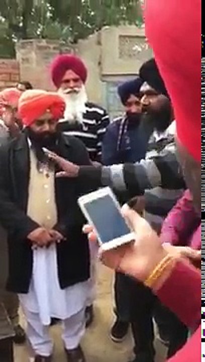 ਇਕ ਹੋਰ ਨੋਜਵਾਨ ਨੇ ਘੇਰ ਲਿਆ ਅਕਾਲੀ ਉਮੀਦਵਾਰ ਜੈਤੋਂ ਵਾਲਾ ਸੂਬਾ ਸਿੰਘ ਬਾਦਲ । ਜਾਨ ਛੁਡਾ ਕੇ ਨਿਕਲਿਆ