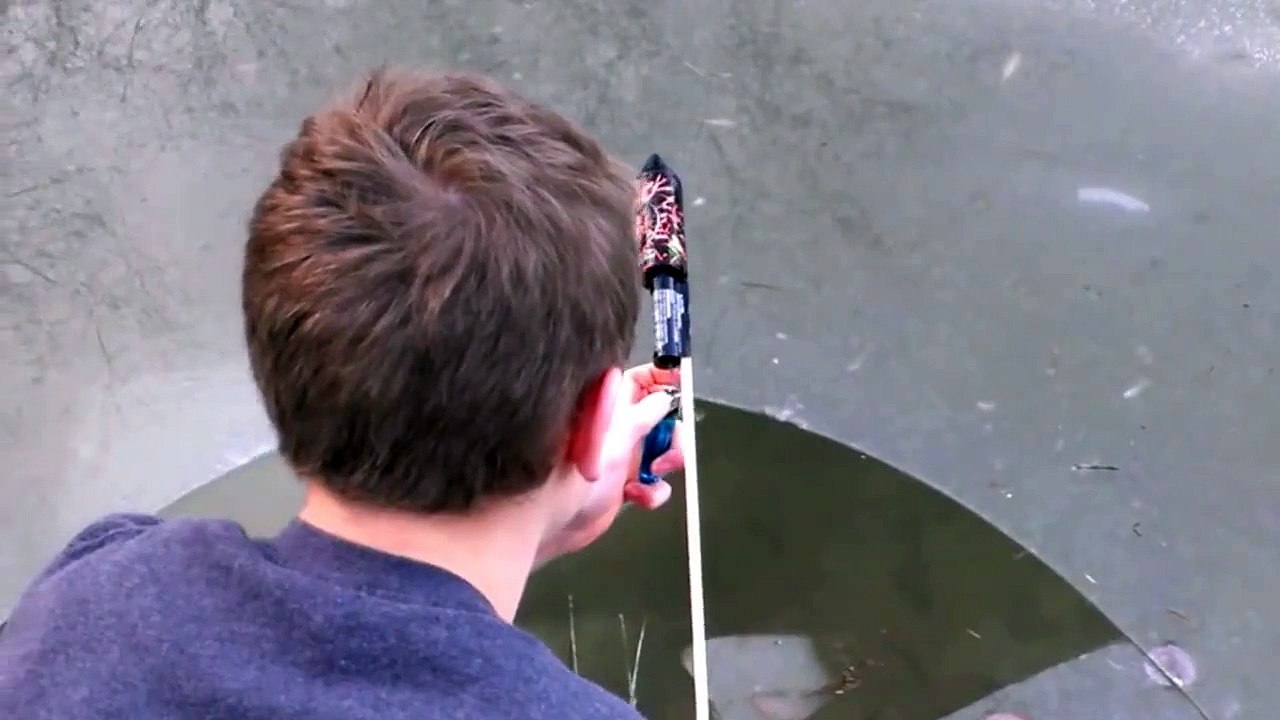 Zapalio je raketu i ispalio je ispod zaleđenog jezera. Ovako nešto nikada nisam vidio!