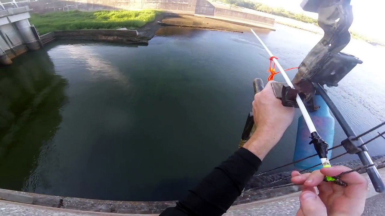 Il pêche à l'aide d'un arc à poulies
